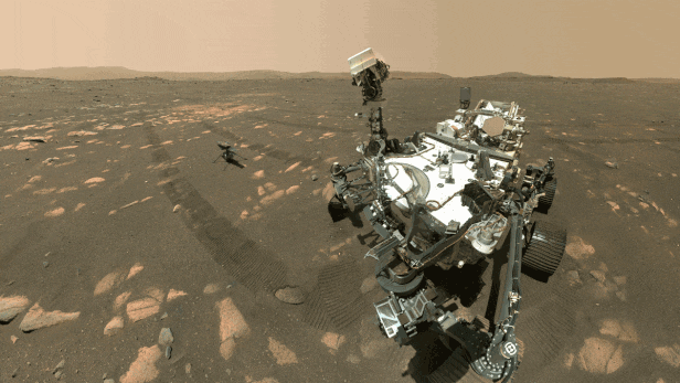 화성 탐사 로버(오른쪽)가 헬기 인저뉴어티와 함께 찍은 셀카. 헬기는 비행 시험 이후에도 로버의 탐사를 도울 예정이다./NASA