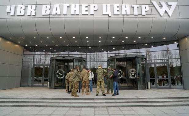 지난달 4일(현지 시각) 러시아 상트페테르부르크에 용병단 와그너그룹의 사무실이 개설되자 방문객들이 앞에 서서 대기하고 있는 모습. /로이터 