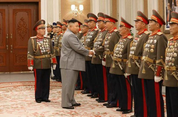 김정은 국무위원장이 지난 10일 노동당 창건 75주년 열병식에 참석한 북한군 장군들을 만나 악수하고 있다/노동신문/뉴스1