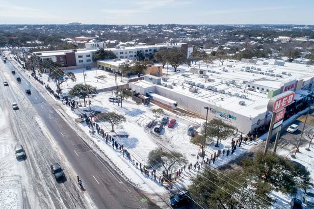 16일(현지시각) 텍사스주 오스틴에서 사람들이 식료품을 사려고 수퍼마켓입구에 길게 줄을 서있다./AP 연합뉴스
