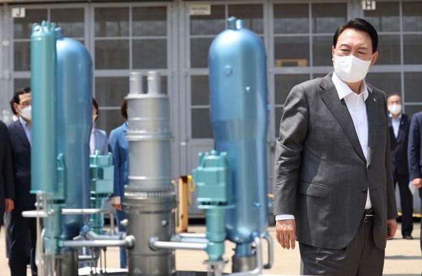 윤석열 대통령이 지난 6월 22일 경남 창원 성산구 두산에너빌리티 원자력 공장을 방문해 한국형 원자로 APR1400 축소 모형을 살펴보고 있다. /대통령실