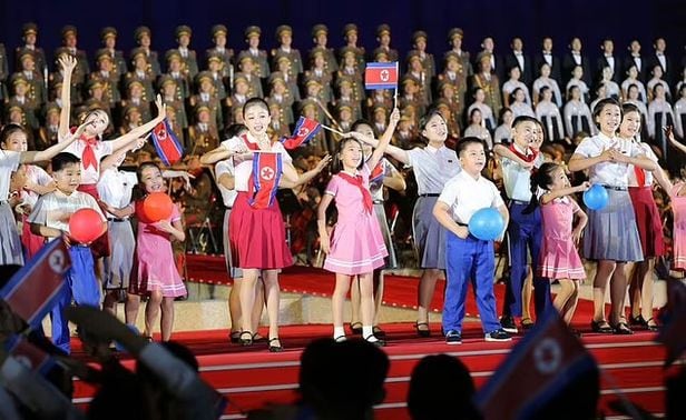 8일 열린 북한 정권 수립 74주년 경축행사 공연에서 가운데 소녀만 머리를 묶지 않고, 흰 양말을 신고 있다. /조선중앙통신