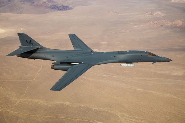 외부무장으로 장거리 공대지미사일 '재즘(JASSM)'을 장착한 미 공군 전략폭격기 B-1B가 지난 20일(현지 시각) 미 캘리포니아주 에드워즈 공군기지 상공에서 시범 비행을 하고 있다. /미 전략사령부
