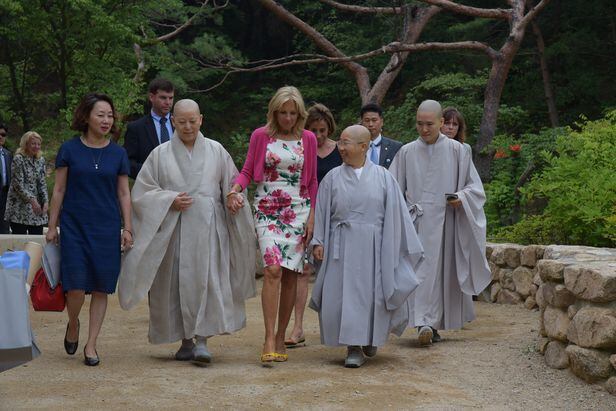 2015년 7월 18일 진관사를 방문한 질 바이든 여사(왼쪽 세번째)가 주지 계호 스님(왼쪽 두번째)과 손을 잡고 경내를 둘러보고 있다. /진관사 제공
