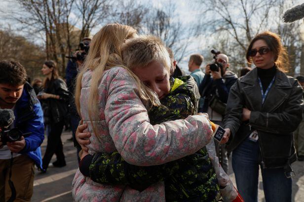몇 달 간 헤어졌던 우크라이나 부모와 아이들이 재회하고 있다./로이터 연합뉴스