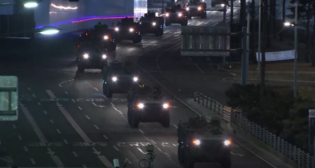지난 25일 새벽 K808 차륜형 장갑차(백호) 12대가 서울역 인근을 지나고 있다. /국방홍보원