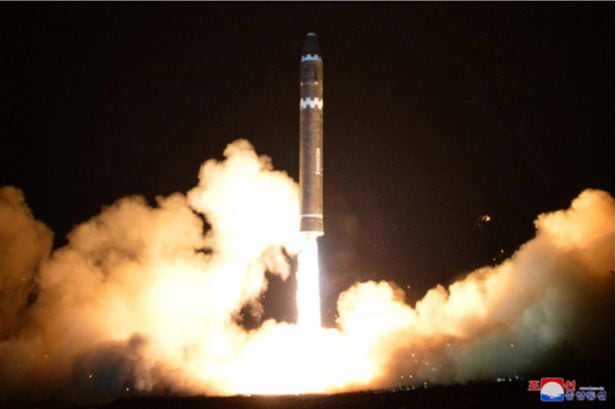 북한이 2017년 11월 29일자 노동당 기관지 노동신문을 통해 공개한 신형 대륙간탄도미사일(ICBM) '화성-15형' 시험발사 모습. /조선중앙통신 연합뉴스

