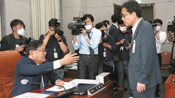 2020년 7월 29일 오후 국회 운영위원회 전체회의에서 곽상도 의원이 김태년 위원장석으로 가 일방적 회의진행에 대해 항의하고 있다.