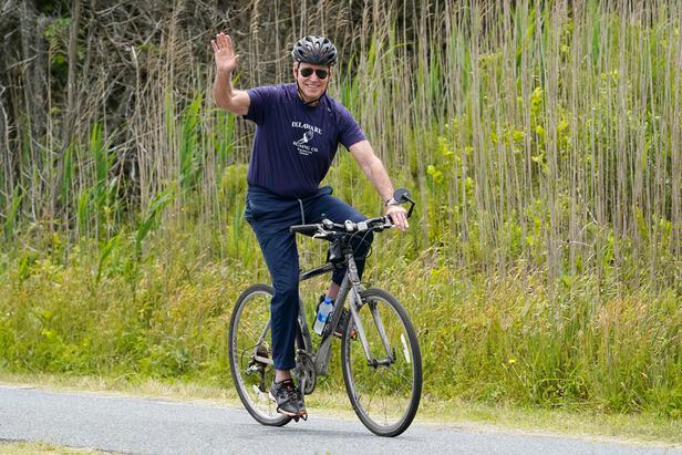 조 바이든 미국 대통령이 3일(현지 시각) 자신의 레호보스 별장 근처에 있는 케이프 헨로펜 주립공원을 찾아 자전거를 타고 있다./AP 연합뉴스