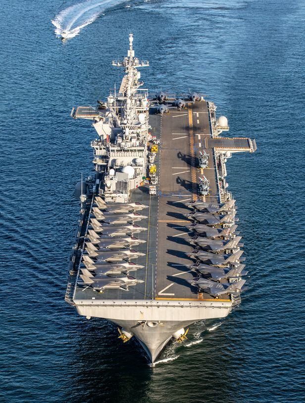 미 4만5000t급 대형 강습상륙함인 트리폴리함.  최대 20대의 F-35B 스텔스기를 탑재할 수 있다. /미 해군