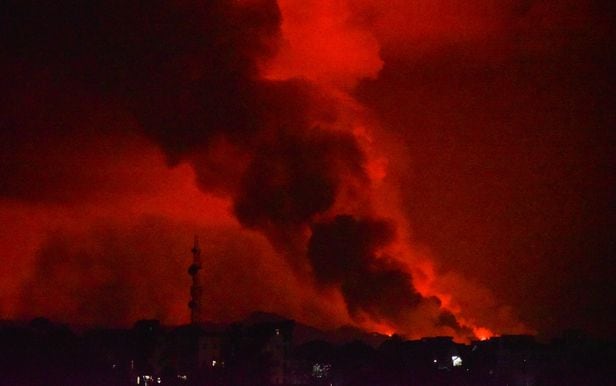 아프리카 콩고민주공화국(민주콩고) 동부 고마에 있는 니라공고화산이 22일 폭발해 화염과 연기가 하늘로 치솟고 있다. 용암이 인구 200만 명의 도시 고마로 흘러내리자 주민 수천 명이 대피 길에 올랐다. /로이터 연합뉴스