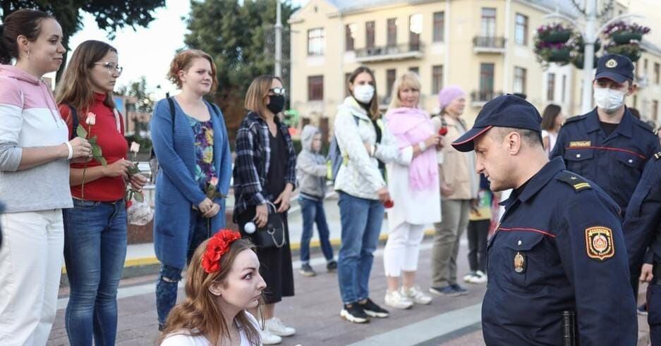 "이래도 잡아갈건가?"… 벨라루스 여성들의 뜨개질 시위결 ...