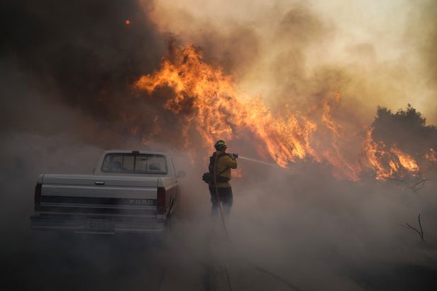 미국 캘리포니아주(州) 오렌지카운티에서 ‘악마의 바람’으로 불리는 샌타애나 강풍을 타고 산불이 번지면서 주민 10만명에게 강제 대피령이 내려졌다./AP 연합뉴스