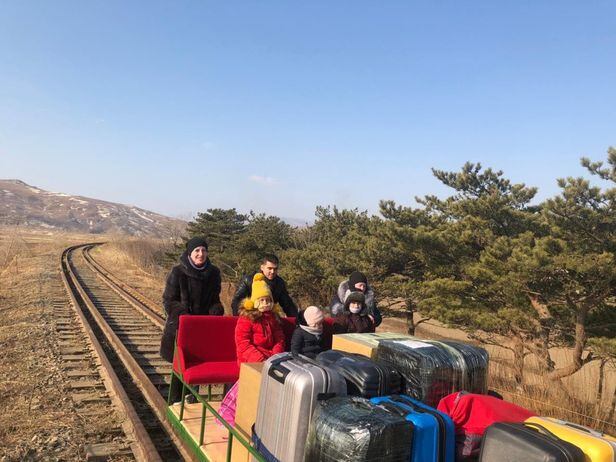주북 러시아대사관의 직원과 가족들이 '철길 수레'를 이용해 귀국하는 모습. 코로나로 인한 국경 차단으로 이 같은 모습이 연출됐다. /러시아외무부 페이스북