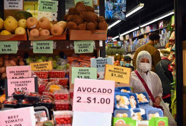 지난 5일(현지 시각) 미국 뉴욕시 브루클린에 있는 한 식료품점의 모습. (기사 내용과 직접적 관련 없음) /AFP 연합뉴스