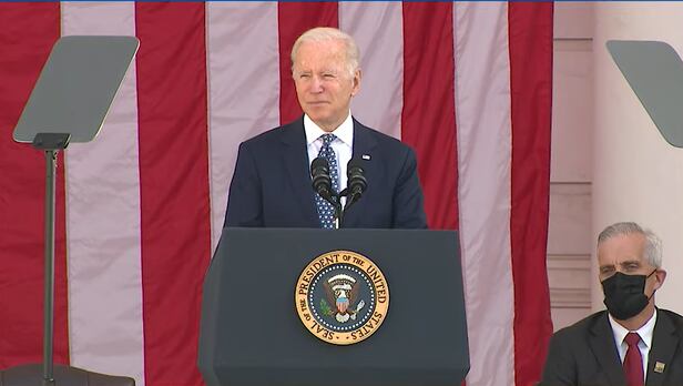 조 바이든 미 대통령이 11일(현지 시각) 알링턴 국립묘지에서 열린 재향군인의 날 기념식에 참석해 연설하고 있다. /백악관