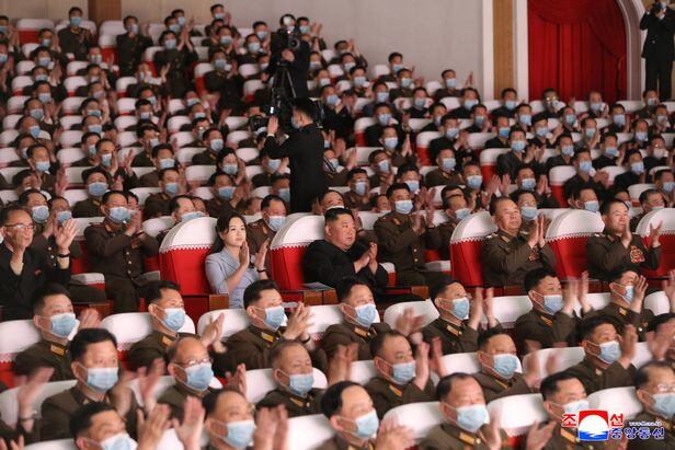 북한 김정은 국무위원장이 부인 리설주와 5일 군인가족예술소조 공연을 관람했다. 당·군 핵심 인사를 제외하고는 관람객 대부분이 마스크를 착용했다. /조선중앙통신 연합뉴스