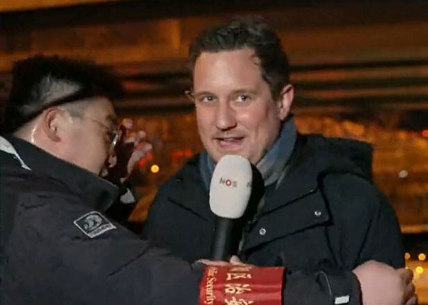 중국 보안요원이 네덜란드 중계진을 끌어내는 모습. /@NOS 트위터