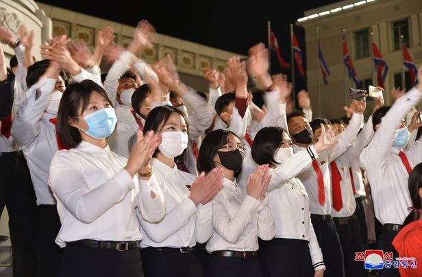 북한 태양절인 지난 15일 저녁 평양에서 청년 학생들의 야회 및 축포발사가 진행됐다고 조선중앙통신이 16일 보도했다. /조선중앙통신·연합뉴스