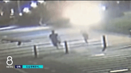 지난 15일 서울 강남에서 40대 남성이 맨발로 뛰쳐나가는 여중생 딸을 붙잡아 폭행하는 모습이 CCTV에 포착됐다. /SBS