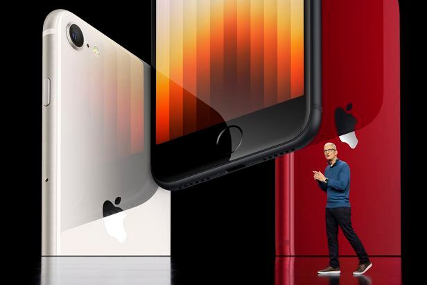 애플의 팀 쿡 CEO가 지난 3월9일 새벽(한국시각) 신제품 출시 행사에서 '아이폰 SE' 3세대 모델을 소개하고 있다./EPA 연합뉴스