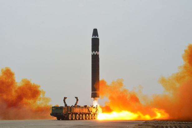 북한의 화성-15형 대륙간탄도미사일(ICBM)이 18일 평양 순안 비행장에서 발사되고 있다. /노동신문·뉴스1