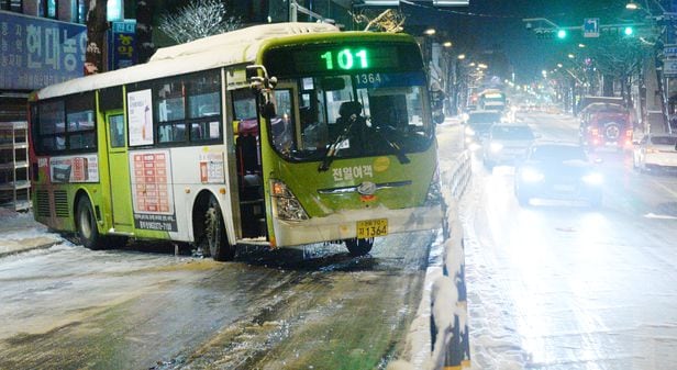 17일 전북 전주시 완산구 전동에서 한 시내버스가 빙판길에 미끄러져 차도을 막고 있다. /뉴시스