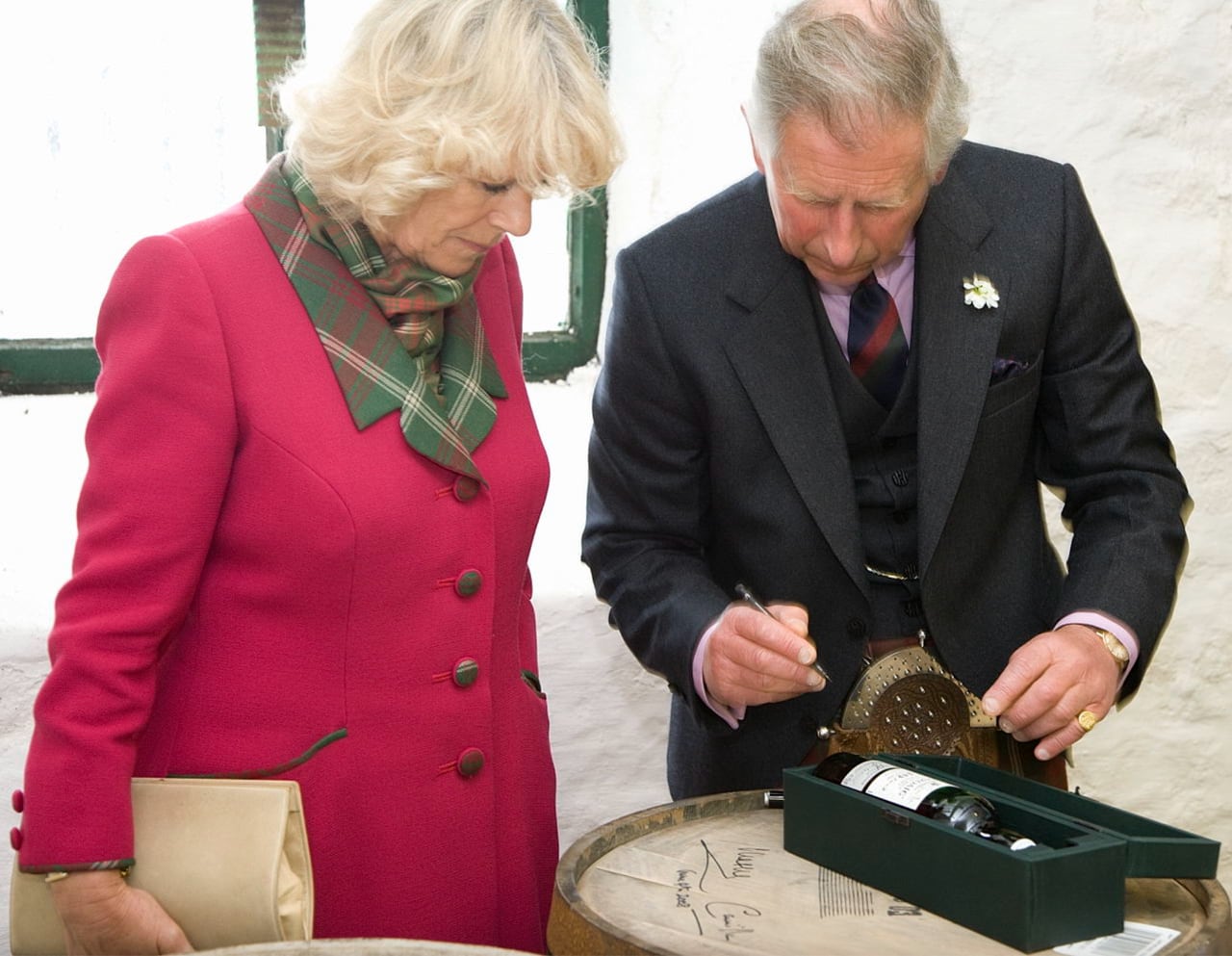 찰스 3세가 영국 국왕이 스코틀랜드 아일라 섬에 위치한 라프로익 증류소에서 오크통에 사인을 하고 있습니다. 이날 부인 카밀라는 라프로익 40년 숙성 제품에 사인을 했다고 합니다. /laphroaigcollector