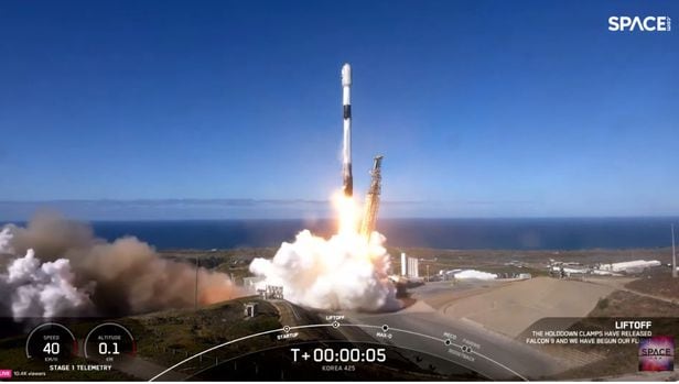 2일 새벽 미국 캘리포니아주 반덴버그 우주군 기지에 우리 군 최초의 군사정찰위성 1호기를 탑재한 '팰컨9' 로켓이 성공적으로 발사되고 있다. /SpaceX 제공