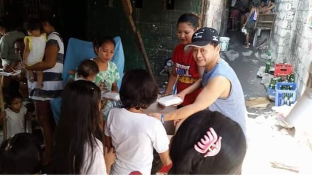 구본창씨가 WLK 활동 시절이던 2017년, 필리핀 앙헬레스 지역 빈민가 아동들에게 무료 급식을 나눠주는 모습. /구본창