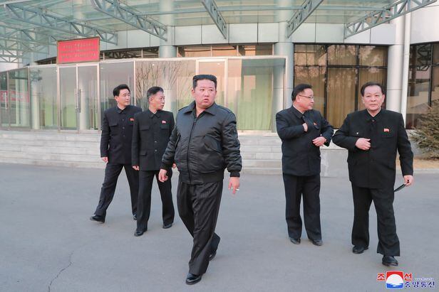 북한 김정은 국무위원장은 국가우주개발국을 시찰하고 5년내 다량의 정찰위성 배치 의지를 드러냈다. /조선중앙통신 연합뉴스