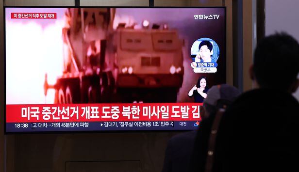  9일 오후 서울 중구 서울역 대합실에서 시민들이 북한의 미사일 발사 관련 뉴스를 시청하고 있다. 합동참모본부는 9일 북한이 오후 3시 31분경 평안남도 숙천 일대에서 동해상으로 발사한 단거리 탄도미사일(SRBM) 1발을 포착했다고 밝혔다. 2022.11.09. /뉴시스