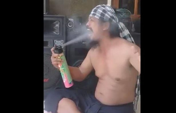 입 안에 살충제 스프레이를 분사하고 있는 인도네시아인 이 와얀 머르따 /유튜브
