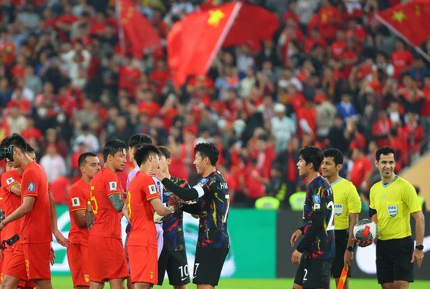 21일 중국 선전 유니버시아드 스포츠센터에서 열린 2026 북중미 월드컵 아시아 2차 예선 한국과 중국의 경기에서 한국이 3-0 완승을 거뒀다.   
 경기 종료 뒤 대표팀 선수들이 중국 선수들과 인사하고 있다./연합뉴스