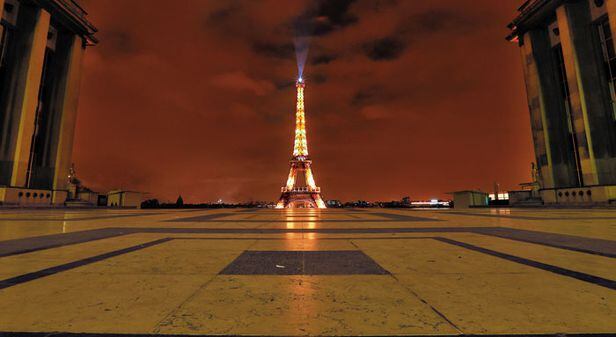 프랑스 5개월만에 재봉쇄… 유럽도 밤이 사라졌다 - 30일(현지 시각) 프랑스 파리의 에펠탑이 환하게 불을 밝혔는데, 인적을 찾을 수 없다. 프랑스 정부는 최근 코로나 확진자가 무섭게 급증하자 이날 0시를 기해 프랑스 전역에 봉쇄령을 발동했다. 최소 4주간 식당·주점 등은 문을 닫는다. 독일 역시 다음 달 2일부터 한 달간 음식점·주점 등 과 영화관·공연장 등 여가 시설이 봉쇄된다. 최근 유럽에선 하루 20만명이 넘는 신규 확진자가 나오고 있다. /로이터 연합뉴스