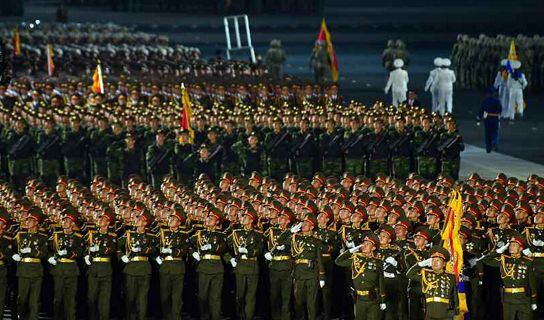 '조선노동당 창건 75주년 경축 열병식'에서 북한 병사들이 재래식무기로 무장하고 행진하고있다./조선중앙TV 뉴시스