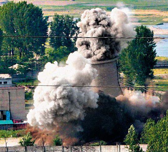 2008년 냉각탑 폭파… 2008년 6월 27일 북한이 영변 5MW 원자로의 냉각탑을 폭파하고 있다. 북한은 2007년 10₩3 합의에서“영변의 5MW 실험용 원자로, 재처리시설(방사화학실험실) 및 핵연료봉 제조시설의 불능화”를 하기로 하고, 이 조치의 일환으로 미국의 CNN방송 등이 중계하는 가운데 냉각탑을 폭파했다.