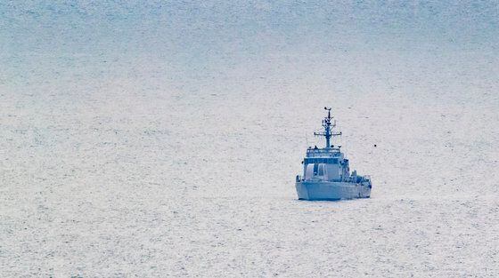지난 21일 서해북방한계선(NLL)에서 가까운 소연평도 인근 해상에서 40대 공무원 한명이 실종됐다. 군은 "실종자가 이튿날 오후 북한 해안에서 발견된 정황이 포착됐다"고 23일 밝혔다. 사진은 지난 7월 1일 대연평도 앞바다에서 우리 해군 고속정이 항행하는 모습/연합뉴스