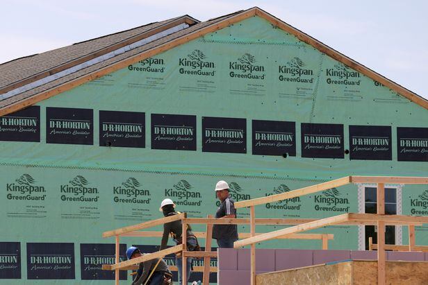 미국 뉴저지주 메드포드에서 건설회사 인부들이 집을 짓고 있다. /로이터연합