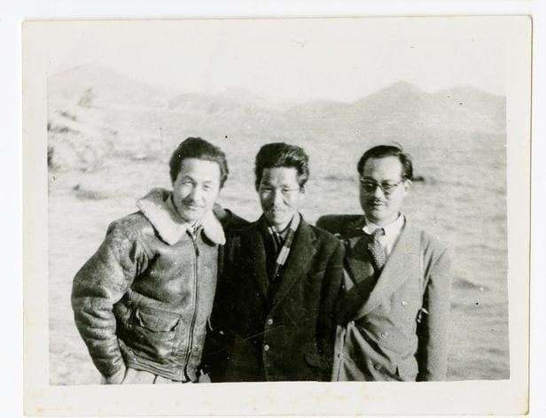 1954년 1월 무렵 통영에서 찍은 사진. 이중섭(왼쪽)이 편지에 등장하는 양피 잠바를 입고 있다. 가운데가 잠바를 서울로 들고 온 친구 유강렬. /국립현대미술관