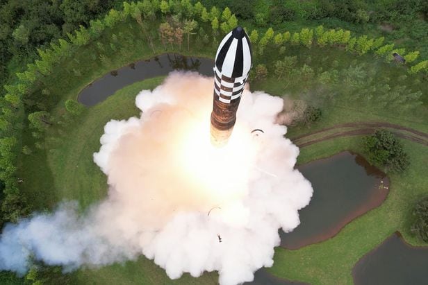 지난 7월 12일 북한이 고체연료 기반의 신형 대륙간탄도미사일(ICBM)인 '화성-18형'을 시험발사하는 장면./노동신문 뉴스1