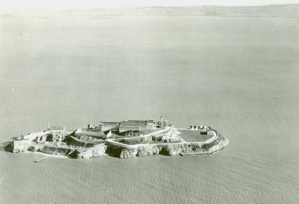 1932년 1월 찍은 앨커트래즈 교도소의 조감도. 이 교도소는 1934년부터 1963년까지 미국의 최고 보안 연방 교도소로 사용됐다./미 연방수사국(FBI)