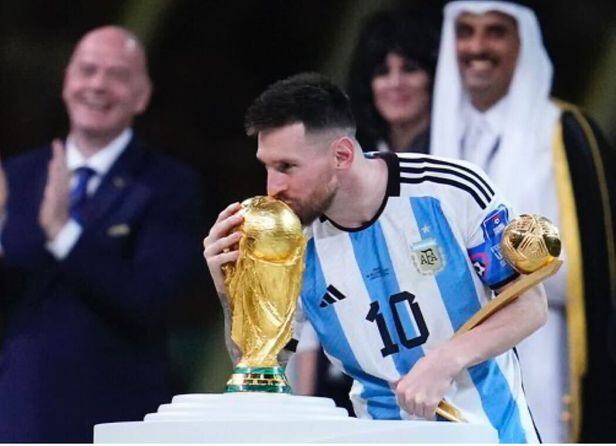 카타르월드컵 결승전 직후 열린 시상식에서 아르헨티나의 우승 주역 리오넬 메시가 FIFA컵에 입 맞추고 있다. AP=연합뉴스