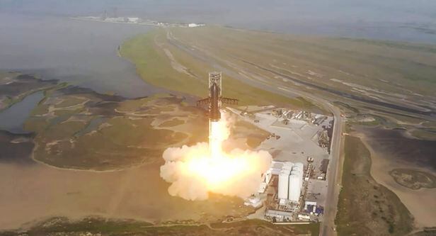 일론 머스크가 세운 스페이스X의 우주선 '스타십'이 20일(현지 시각) 미 텍사스 보카치카 발사장에서 발사되고 있다. 스타십은 성공적으로 이륙했지만, 몇 분 지나지 않아 공중에서 폭발했다. /epa 연합뉴스
