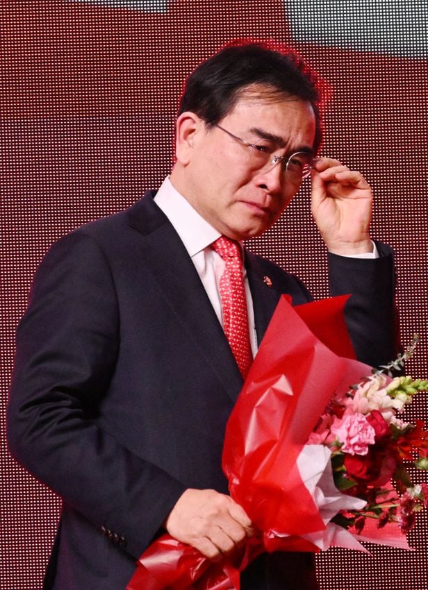 국민의힘 최고위원으로 선출된 태영호 의원이 8일 경기 고양시 킨텍스에서 열린 제3차 전당대회에서 울먹이고 있다./뉴스1