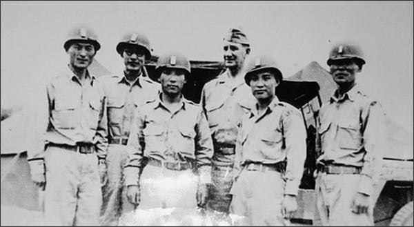 제주 4·3사건 수습 임무를 받고 부임한 박진경(오른쪽) 9연대장이 참모들과 함께 촬영했다. 조선일보  DB