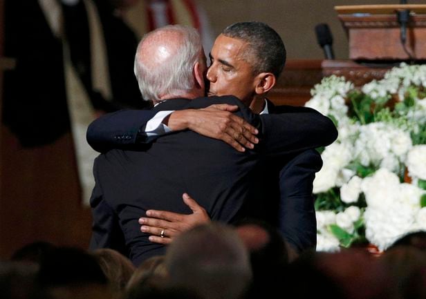 2015년 장남의 장례식에서 당시 버락 오바마 대통령이 바이든을 위로하고 있다.