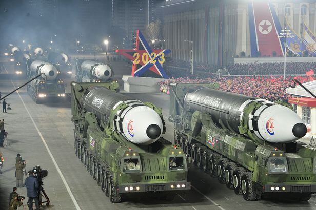 지난 2월8일 북한군 건군 75주년 열병식에 등장한 '괴물 미사일' 화성-17형 ICBM들.  북한은 이날 예비용까지 포함해 모두 12기의 화성-17형 이동식 발사대를 등장시켜 전문가들을 놀라게 했다./뉴스1