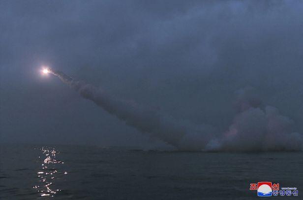 북한 잠수함에서 12일 새벽 전략순항미사일이 발사됐다고 조선중앙통신이 13일 보도했다. /조선중앙통신 연합뉴스