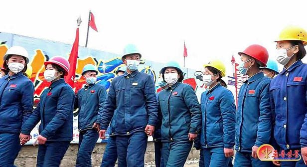 평양 서포지구 건설에 투입된 남녀 청년들이 손을 잡고 길을 걷고 있다. /노동신문 뉴스1